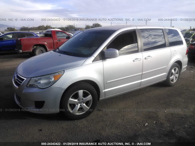 2V8HW34109R554006 - 2009 VOLKSWAGEN ROUTAN SE SILVER photo 2