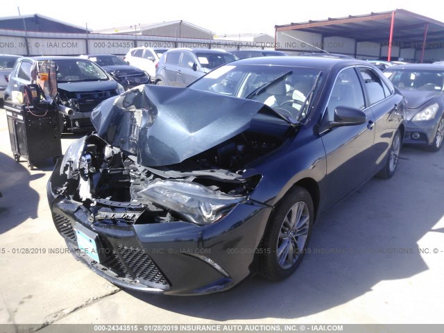 4T1BF1FK5GU245476 - 2016 TOYOTA CAMRY LE/XLE/SE/XSE BLUE photo 2