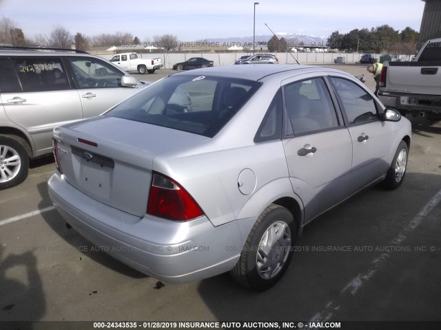 1FAFP34N27W275766 - 2007 FORD FOCUS ZX4/S/SE/SES SILVER photo 4