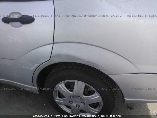 1FAFP34N27W275766 - 2007 FORD FOCUS ZX4/S/SE/SES SILVER photo 6