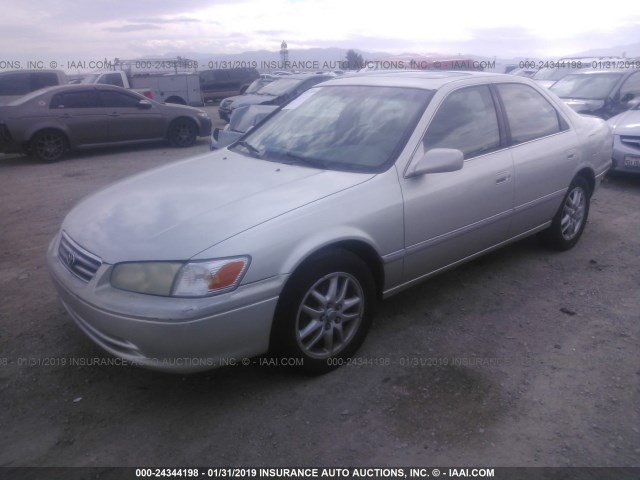 JT2BF28K010302410 - 2001 TOYOTA CAMRY LE/XLE SILVER photo 2