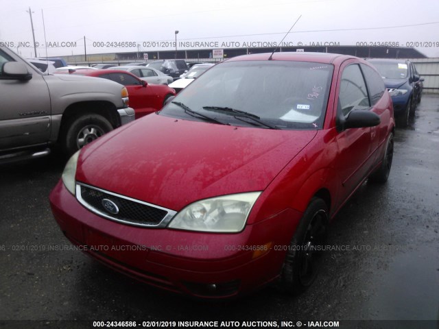3FAFP31N65R136115 - 2005 FORD FOCUS ZX3 RED photo 2