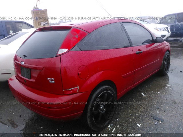 3FAFP31N65R136115 - 2005 FORD FOCUS ZX3 RED photo 4