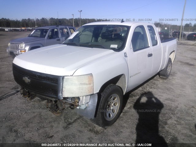 1GCEC19C27Z581099 - 2007 CHEVROLET SILVERADO C1500 WHITE photo 2