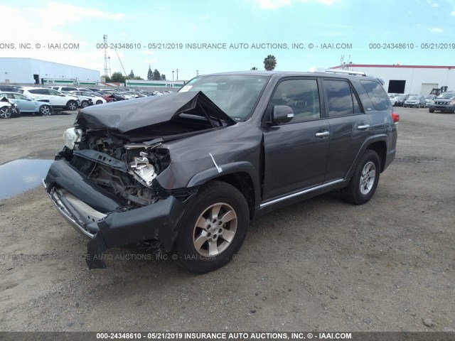 JTEZU5JR2D5053518 - 2013 TOYOTA 4RUNNER SR5/LIMITED GRAY photo 2