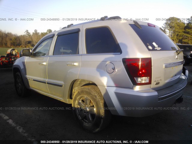 1J8HR68206C326480 - 2006 JEEP GRAND CHEROKEE OVERLAND SILVER photo 3