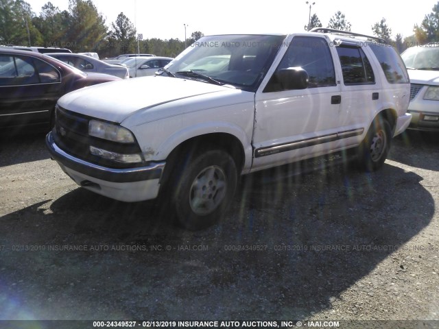 1GNDT13W712143216 - 2001 CHEVROLET BLAZER WHITE photo 2