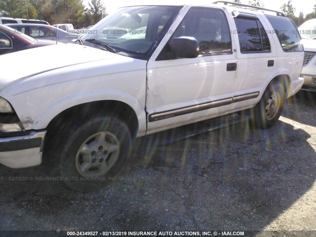 1GNDT13W712143216 - 2001 CHEVROLET BLAZER WHITE photo 6