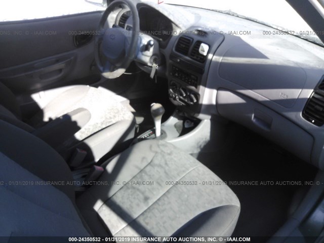 KMHCG35C24U302395 - 2004 HYUNDAI ACCENT GL GRAY photo 5