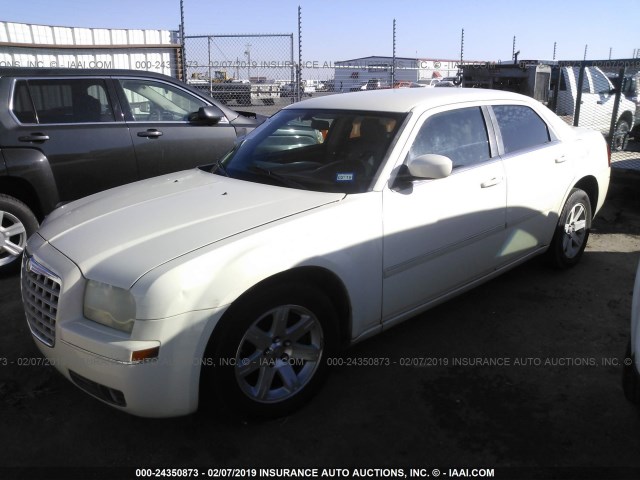 2C3KA53G67H737919 - 2007 CHRYSLER 300 TOURING WHITE photo 2