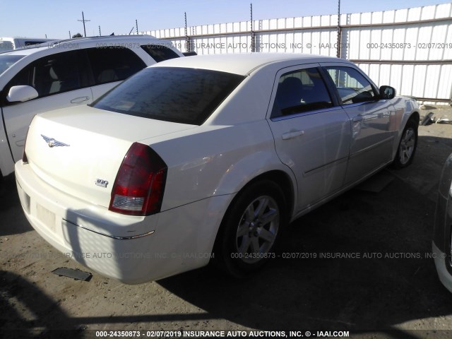 2C3KA53G67H737919 - 2007 CHRYSLER 300 TOURING WHITE photo 4