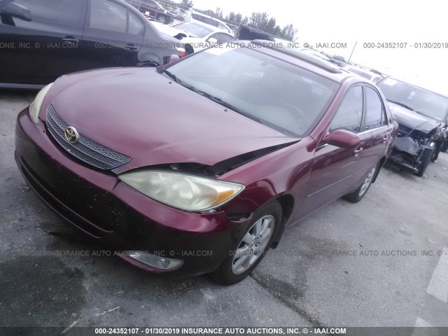 JTDBF30K020013568 - 2002 TOYOTA CAMRY LE/XLE/SE RED photo 2