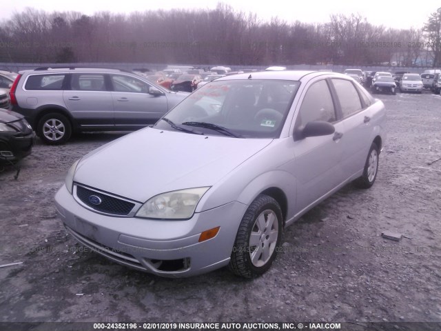 1FAHP34N86W243198 - 2006 FORD FOCUS ZX4 SILVER photo 2