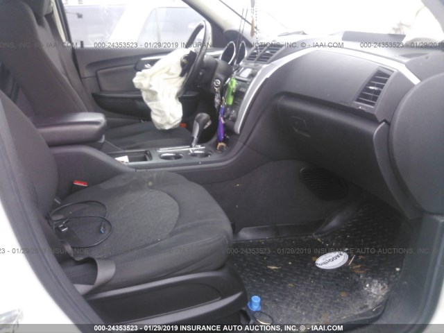 1GNLVFEDXAJ263323 - 2010 CHEVROLET TRAVERSE LT WHITE photo 5