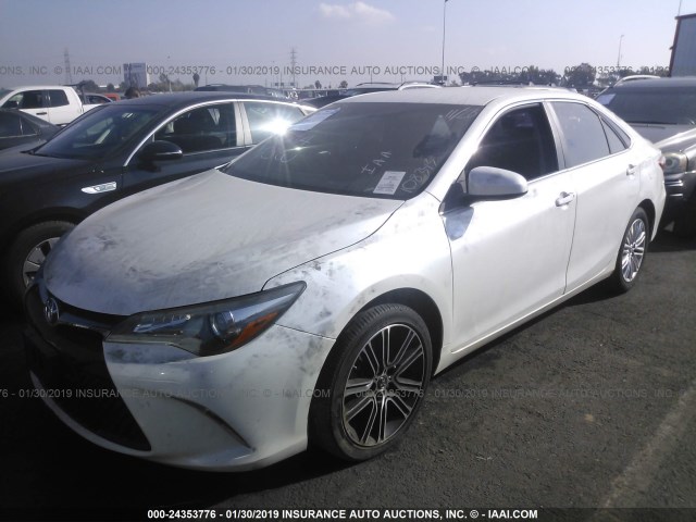 4T1BF1FK5FU108343 - 2015 TOYOTA CAMRY LE/XLE/SE/XSE WHITE photo 2
