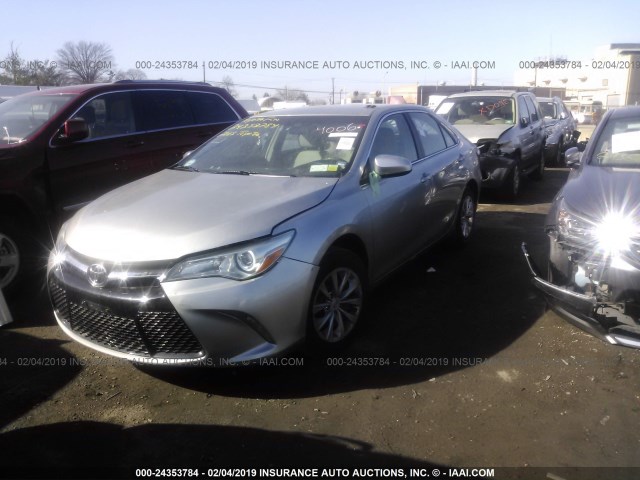 4T4BF1FK0FR474006 - 2015 TOYOTA CAMRY LE/XLE/SE/XSE SILVER photo 2