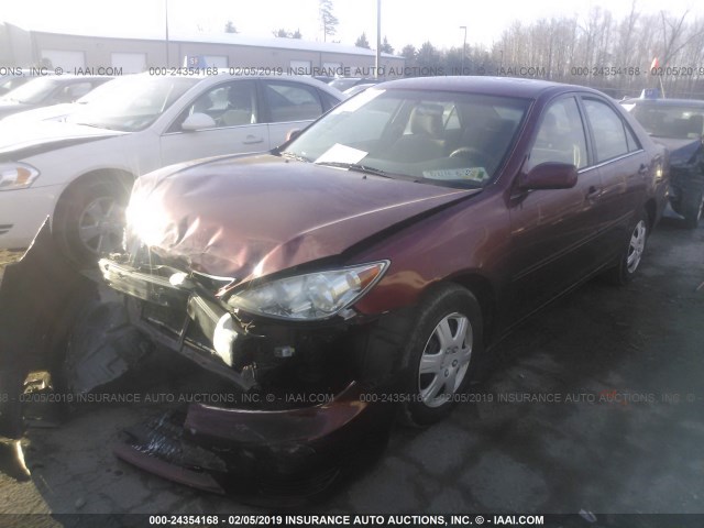 4T1BE30K95U411485 - 2005 TOYOTA CAMRY LE/XLE/SE RED photo 2