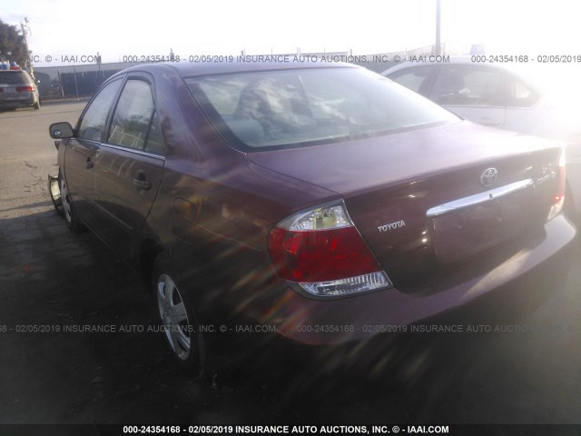 4T1BE30K95U411485 - 2005 TOYOTA CAMRY LE/XLE/SE RED photo 3