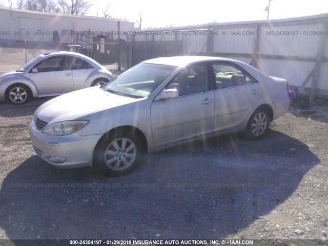 4T1BE30K03U654583 - 2003 TOYOTA CAMRY LE/XLE/SE SILVER photo 2