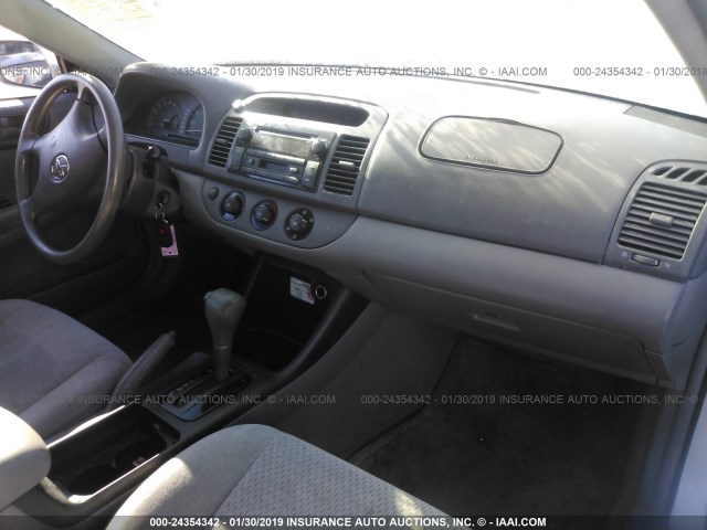 4T1BE32K13U768296 - 2003 TOYOTA CAMRY LE/XLE/SE SILVER photo 5
