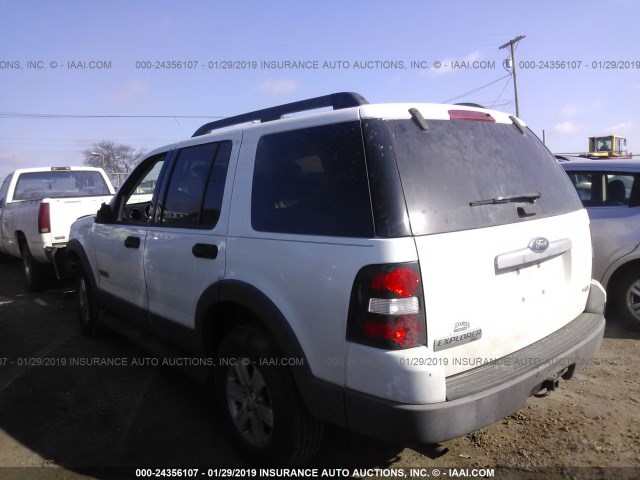 1FMEU63E76UB58076 - 2006 FORD EXPLORER XLT WHITE photo 3