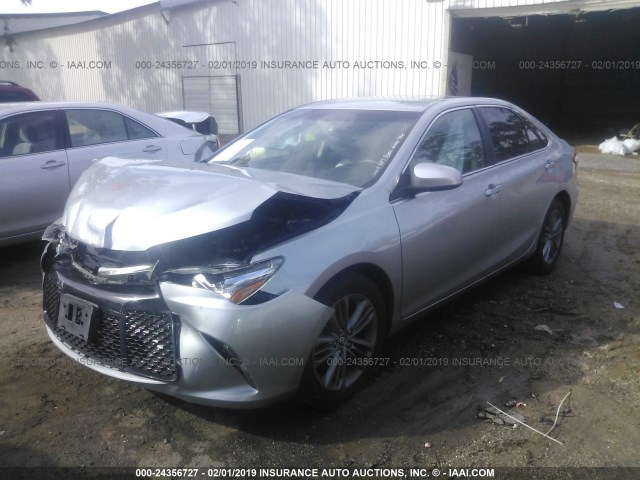 4T1BF1FK2FU498480 - 2015 TOYOTA CAMRY LE/XLE/SE/XSE SILVER photo 2