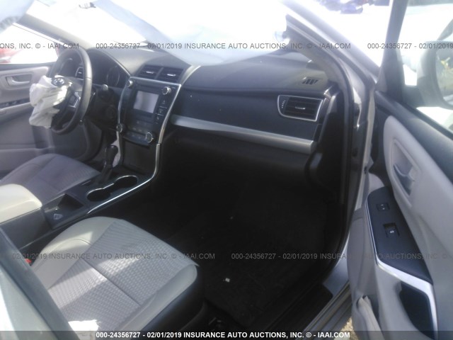4T1BF1FK2FU498480 - 2015 TOYOTA CAMRY LE/XLE/SE/XSE SILVER photo 5
