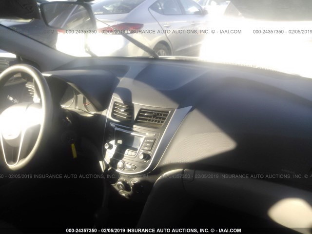 KMHCT4AE3GU946002 - 2016 HYUNDAI ACCENT SE WHITE photo 5