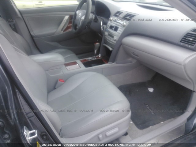 4T1BK3EK3BU119344 - 2011 TOYOTA CAMRY SE/LE/XLE GRAY photo 5