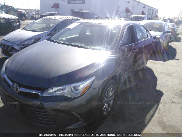 4T1BF1FK6GU605208 - 2016 TOYOTA CAMRY LE/XLE/SE/XSE GRAY photo 2