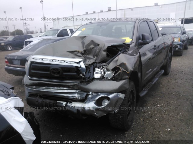 5TFRM5F19DX066990 - 2013 TOYOTA TUNDRA DOUBLE CAB SR5 GRAY photo 2