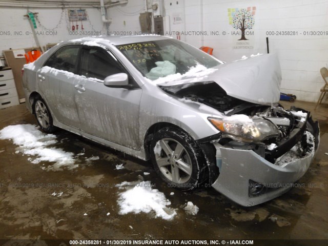 4T1BF1FK4DU271479 - 2013 TOYOTA CAMRY L/SE/LE/XLE 银色 照片 1