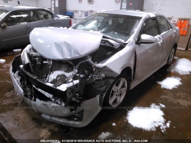 4T1BF1FK4DU271479 - 2013 TOYOTA CAMRY L/SE/LE/XLE 银色 照片 2
