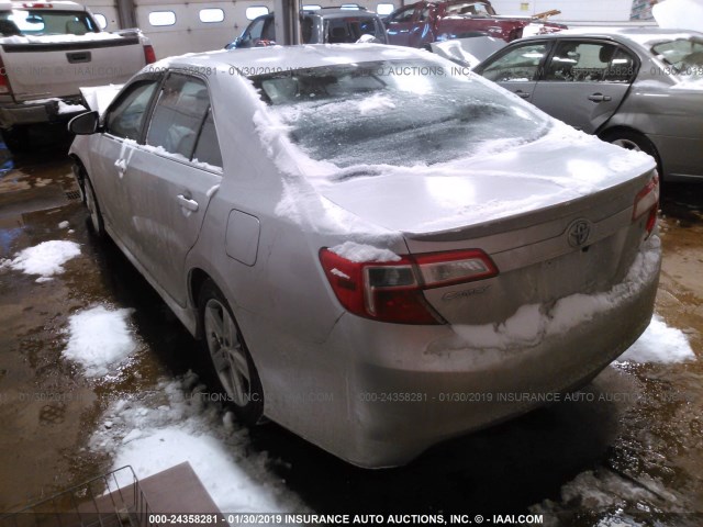 4T1BF1FK4DU271479 - 2013 TOYOTA CAMRY L/SE/LE/XLE 银色 照片 3