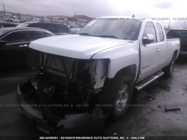 1GCRKSE75DZ314098 - 2013 CHEVROLET SILVERADO K1500 LT WHITE photo 2