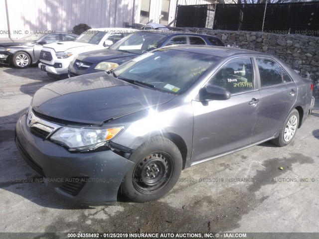 4T1BF1FK3EU435581 - 2014 TOYOTA CAMRY L/SE/LE/XLE 灰色 照片 2