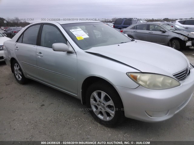 JTDBF32K960169630 - 2006 TOYOTA CAMRY LE/XLE SILVER photo 1