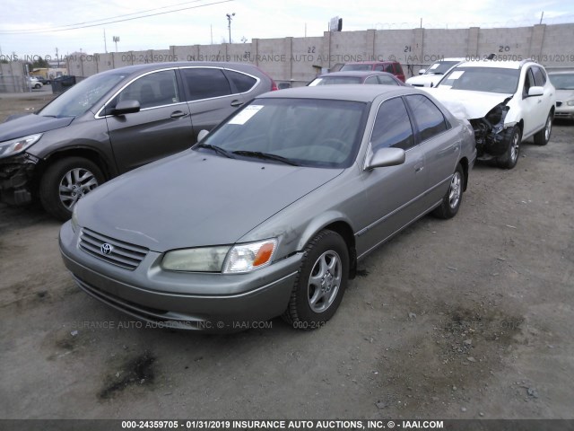 JT2BG22K7W0102329 - 1998 TOYOTA CAMRY CE/LE/XLE GRAY photo 2