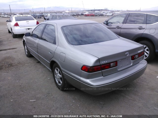 JT2BG22K7W0102329 - 1998 TOYOTA CAMRY CE/LE/XLE GRAY photo 3