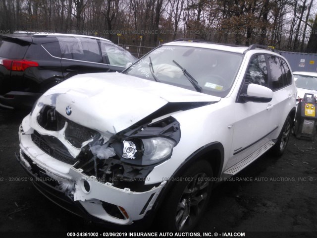 5UXZV4C57BL738546 - 2011 BMW X5 XDRIVE35I WHITE photo 2