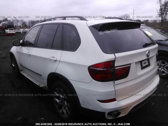 5UXZV4C57BL738546 - 2011 BMW X5 XDRIVE35I WHITE photo 3