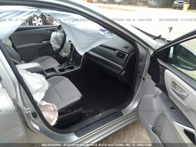 4T1BF1FK8GU139734 - 2016 TOYOTA CAMRY LE/XLE/SE/XSE SILVER photo 5