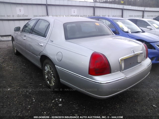 1LNHM82V96Y625114 - 2006 LINCOLN TOWN CAR SIGNATURE LIMITED GRAY photo 3