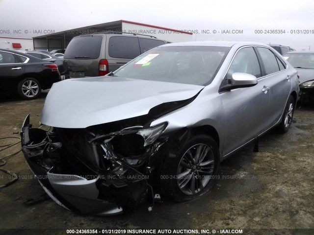4T1BF1FK9HU345887 - 2017 TOYOTA CAMRY LE/XLE/SE/XSE 银色 照片 2