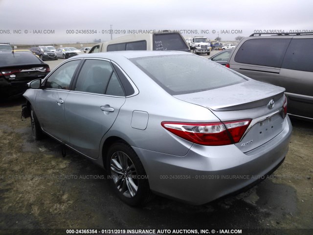 4T1BF1FK9HU345887 - 2017 TOYOTA CAMRY LE/XLE/SE/XSE 银色 照片 3