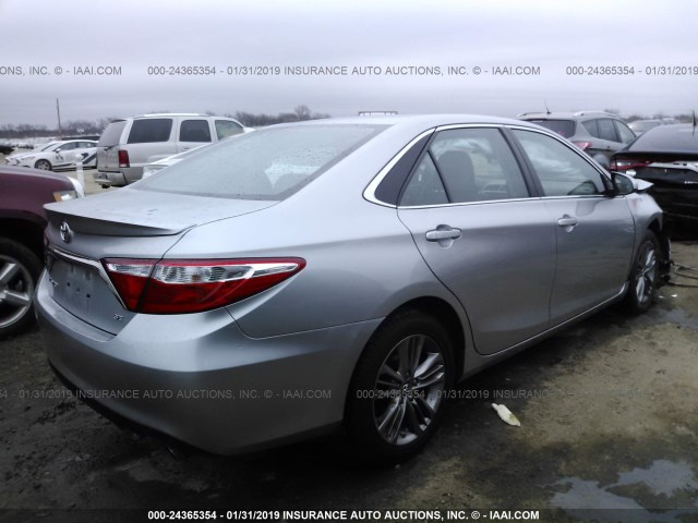 4T1BF1FK9HU345887 - 2017 TOYOTA CAMRY LE/XLE/SE/XSE 银色 照片 4