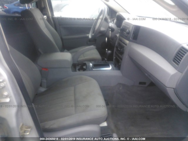 1J4GR48K05C690866 - 2005 JEEP GRAND CHEROKEE LAREDO/COLUMBIA/FREEDOM 银色 照片 5