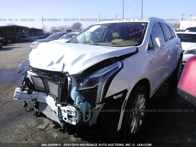 1GYKNGRS8JZ158861 - 2018 CADILLAC XT5 PLATINUM WHITE photo 2