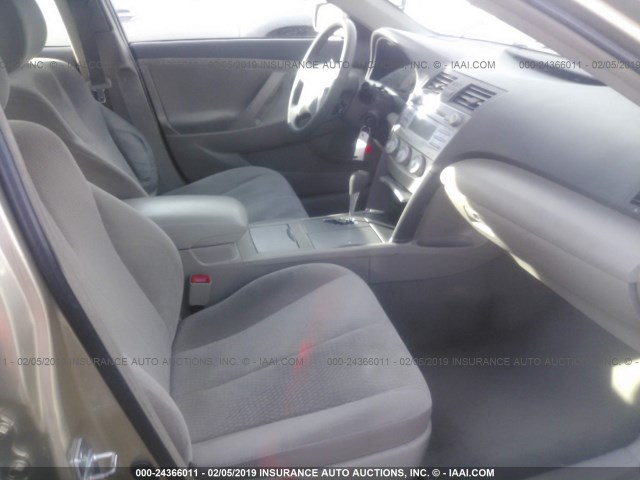 4T1BF3EK5BU726544 - 2011 TOYOTA CAMRY SE/LE/XLE 金色 照片 5