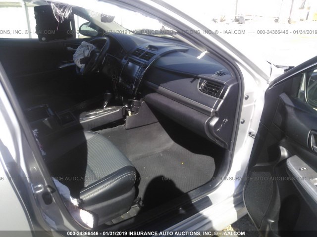 4T1BF1FK1EU443596 - 2014 TOYOTA CAMRY L/SE/LE/XLE 银色 照片 5